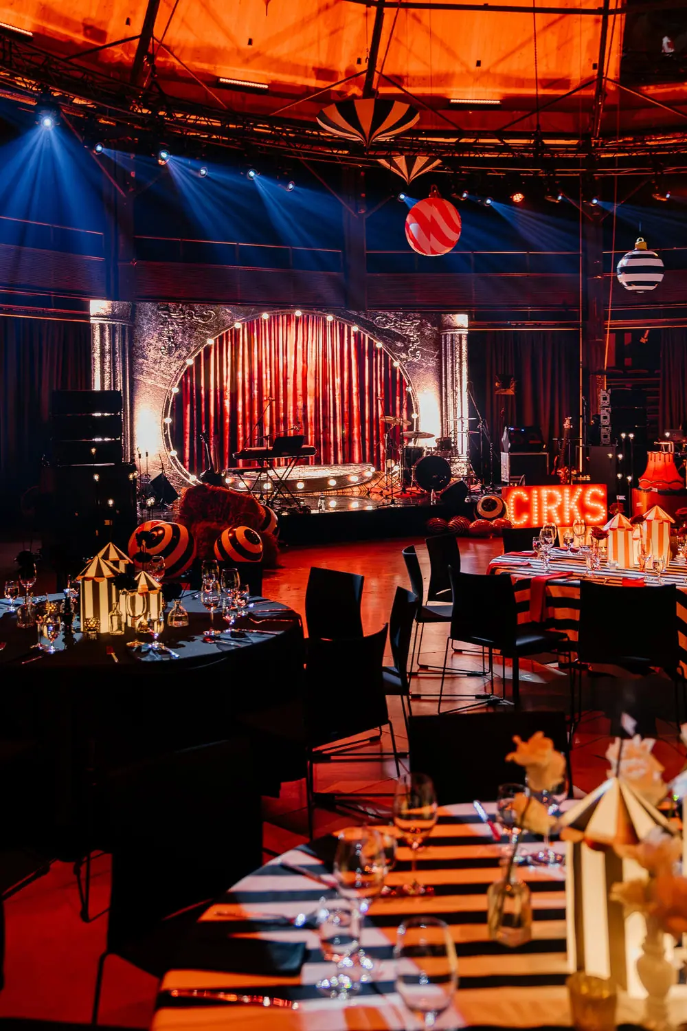 SIXT CIRKS
